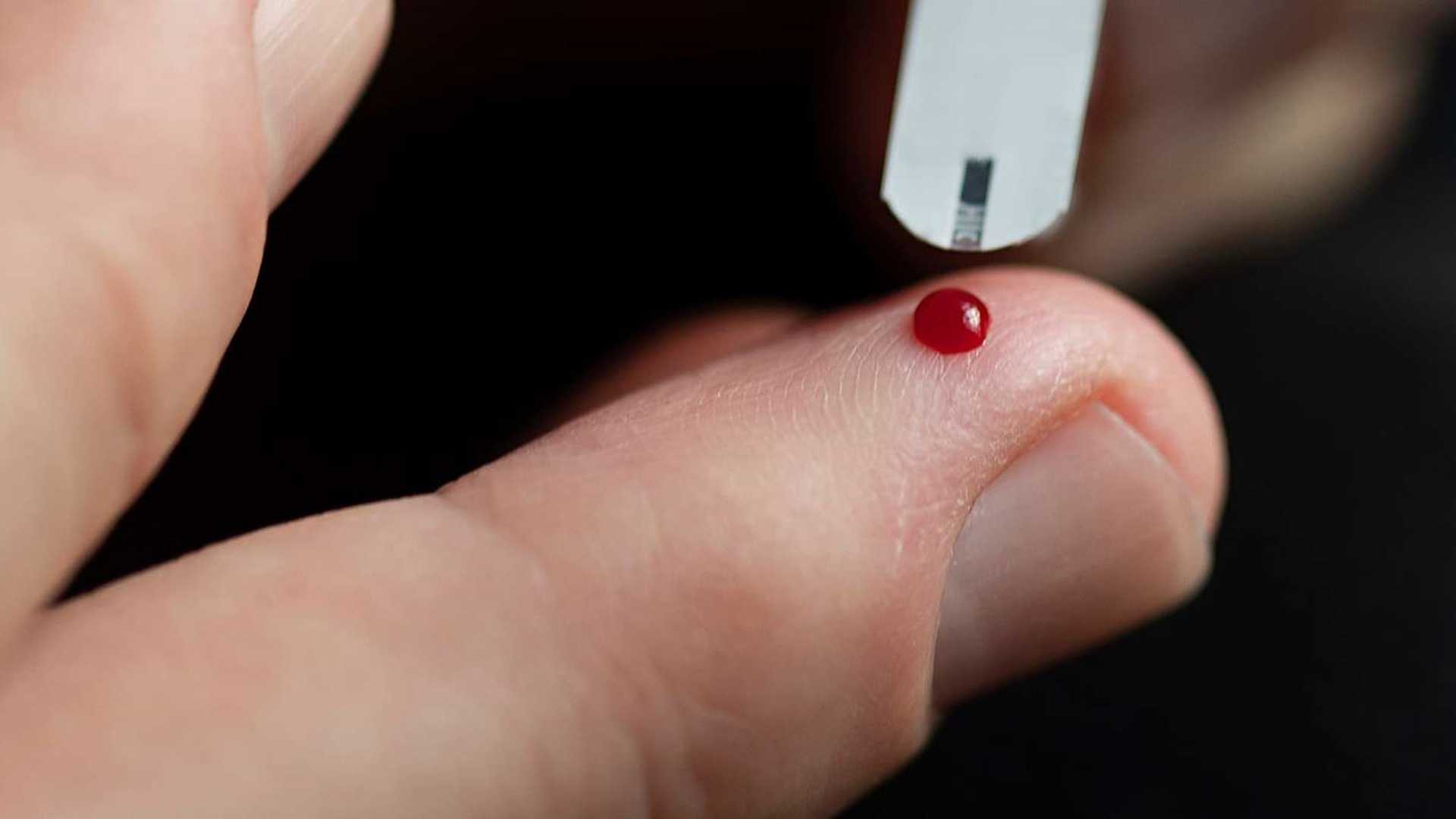 Billede af en bloddråbe på en finger